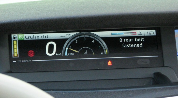 A majdnem tökéletes családi autó 7 | Vezess A legtutibb újítás: monitor műszerek helyett