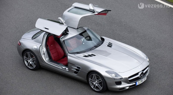 Nem retroautó, de a 300 SL-t utánozza