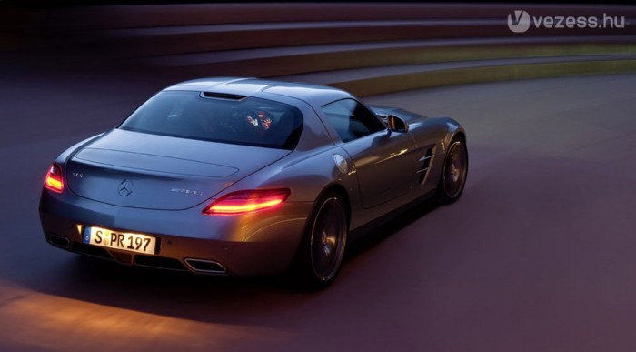 Mit keres itthon egy SLS AMG? 11