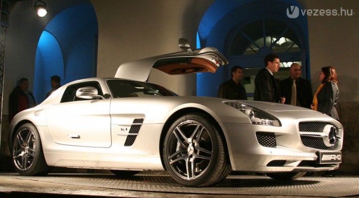 Messzire ragyogott az estében