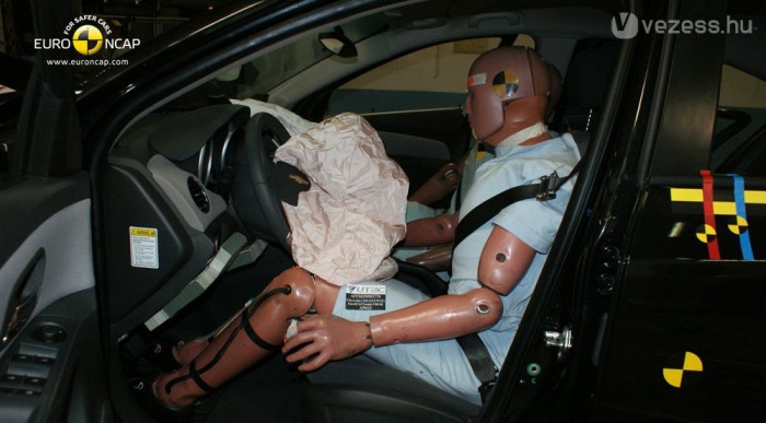 A haja szála sem görbült