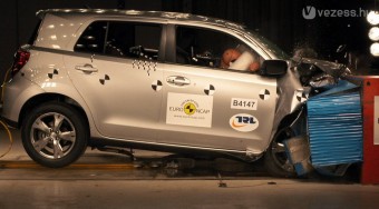 Elhasalt a törésteszten a Toyota kisterepjárója