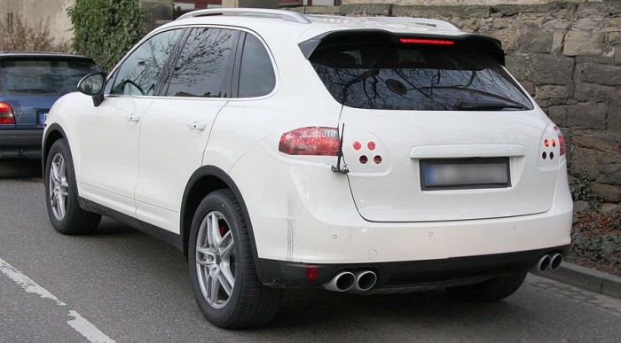 Alig álcázva köröz az új Porsche 7 | Vezess Hibrid is készül belőle