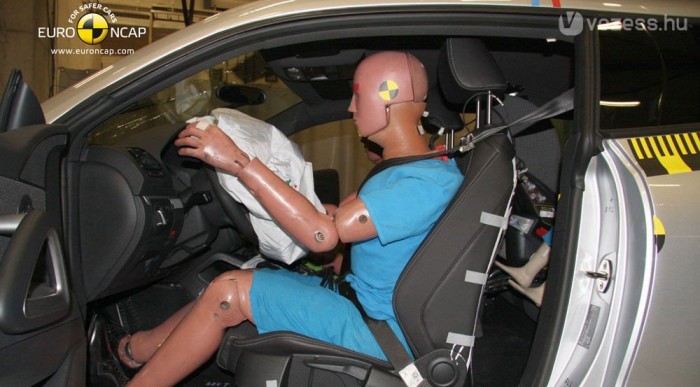 A párnán keresztül is odabólintott