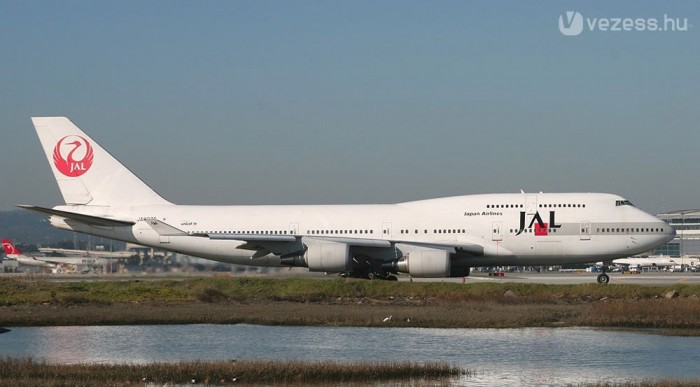 Egy hajtóművel is képes leszállni egy gép. Ez itt a Jumbonak becézett Boeing 747 Kép: jetphotos.net