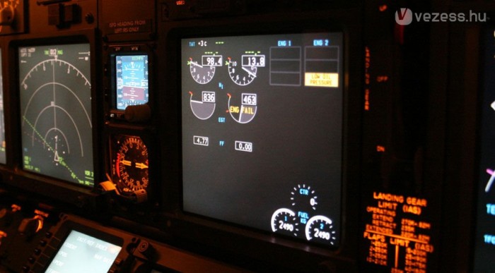 Némi motortüzet intézett az oktató. A gép mindenről értesíti a pilótákat