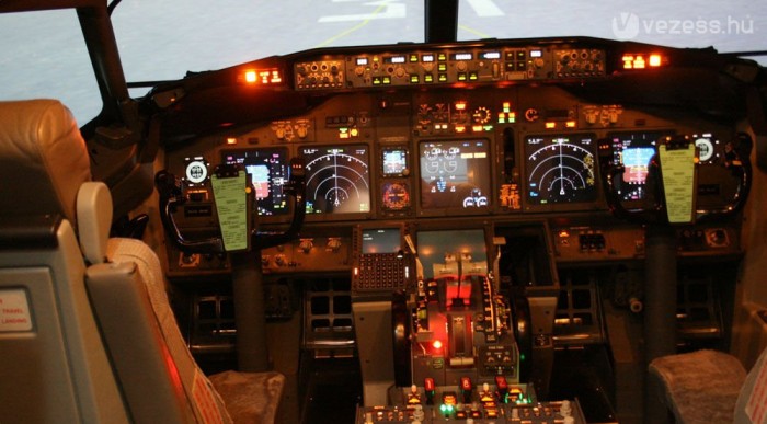 Egy Boeing 737-800-as gép belseje a szimulátor