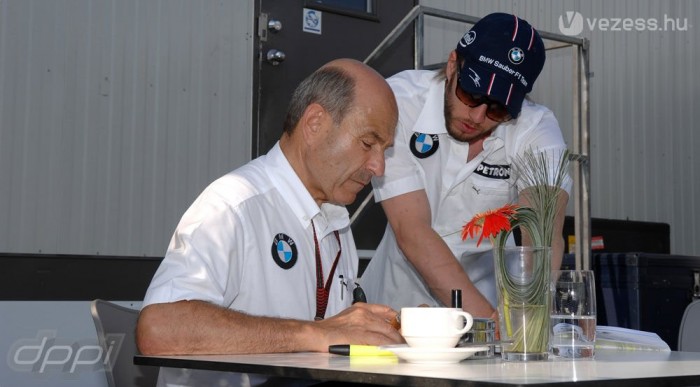 Aláírnád ezt az apróságot? Ó csak a 2010-es szerződésünk. 