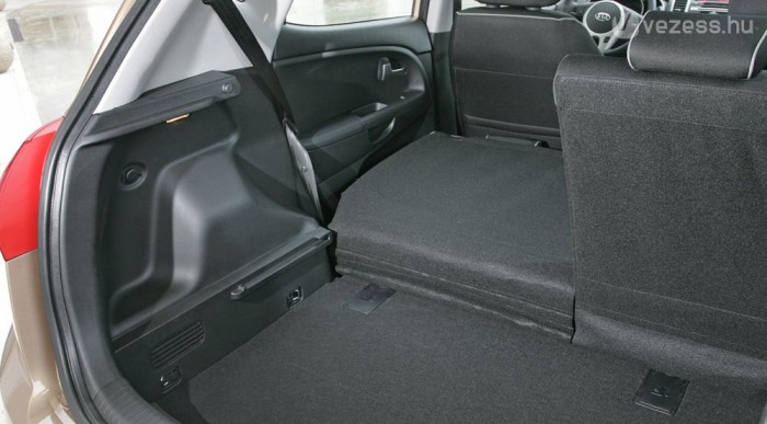 Lejjebb engedhetjük a csomagtér alját és még alatta is vannak rekeszek