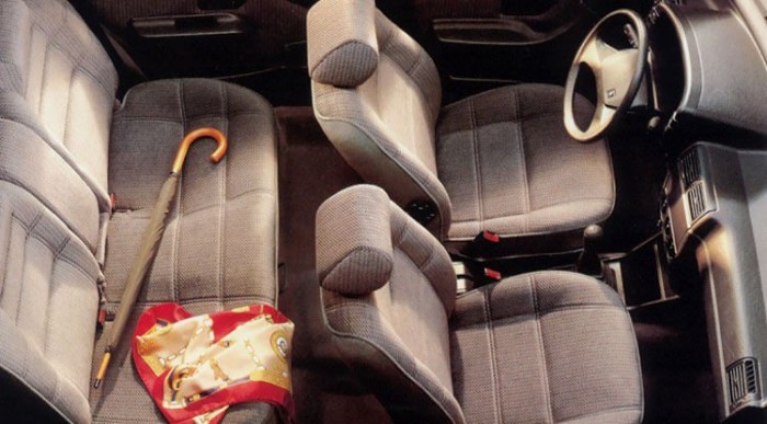 Tologatható a hátsó ülés, felszereltségtől függően