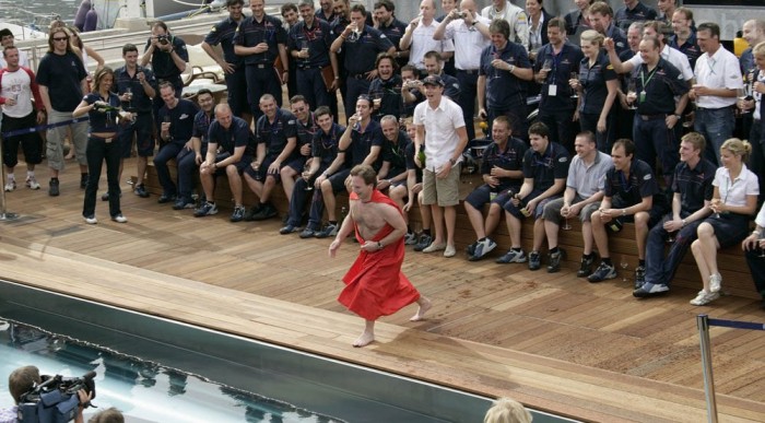 Káros a kertre a Forma-1 4 | Vezess Buli van