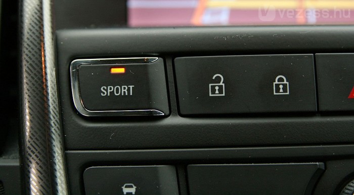 A SPORT gombtól kemény lesz a futómű, direkt a kormány, erős a motor - külön vagy együtt, szabadon választva