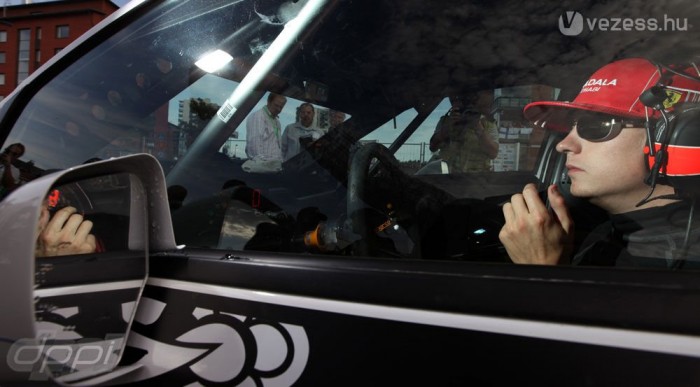 Hallgatnia kell a navigátorra 