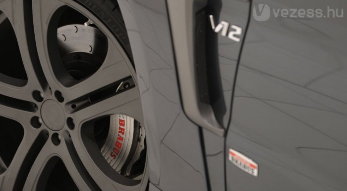 Elöl 380, hátul 360 mm féktárcsákkal