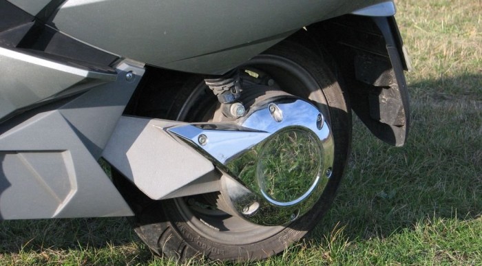 Egy nagy motor a hátsó agyon