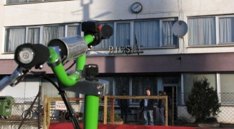 Negyvennel a járdán