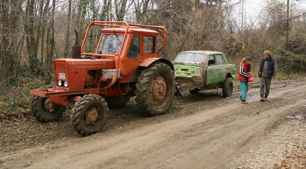 Piros traktor, zöld pótkocsi