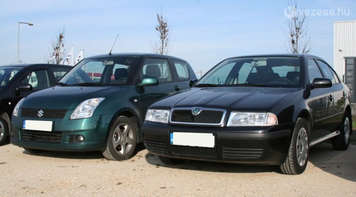 Átlagos autók állnak a telepen