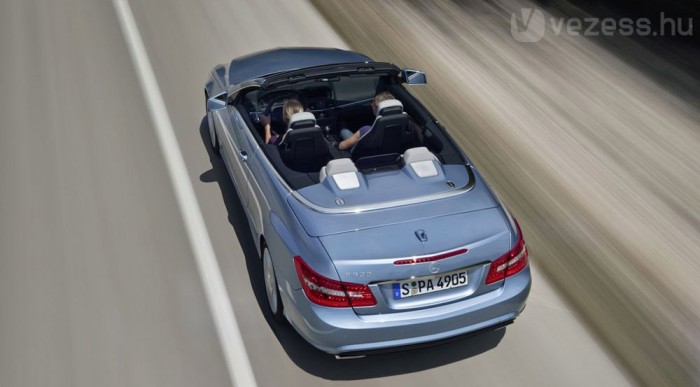 Boruláskor a hátsó fejtámlákból két merevítő ugrik ki