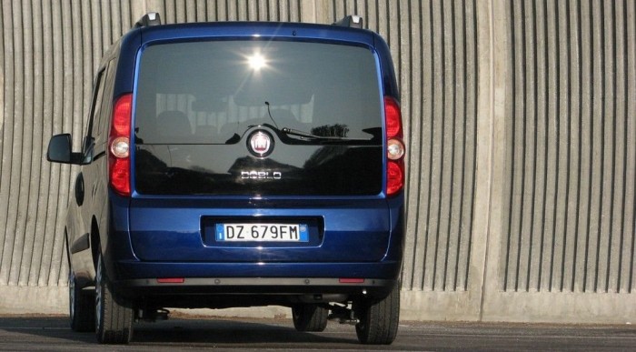 Hátulról komoly a sötét tükörrel