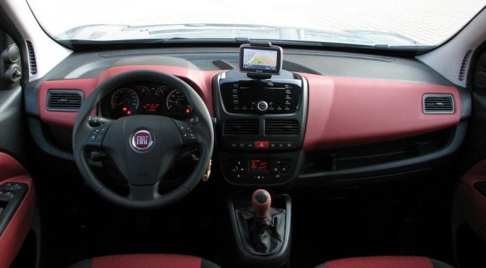 Vidám piros betétekkel