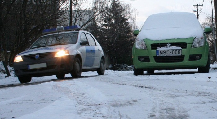 A rendőrautó megjárta a jeges utcában