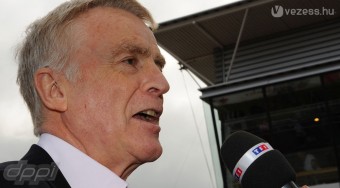 Mosley nekiesett Briatorénak