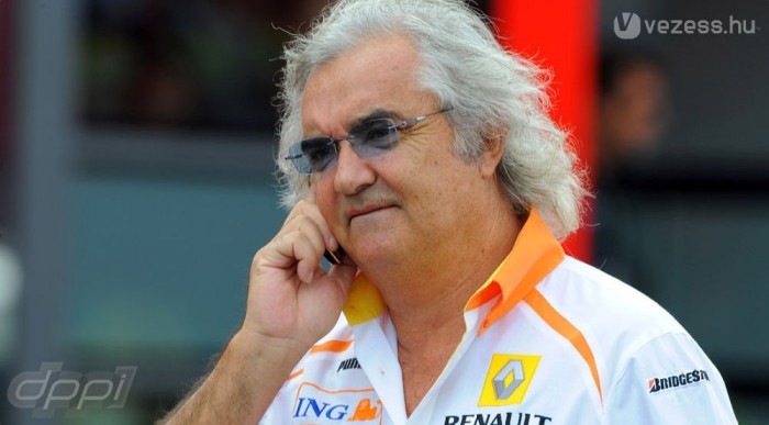 Mosley nekiesett Briatorénak 5