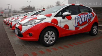 Fordba ül a Túró Rudi