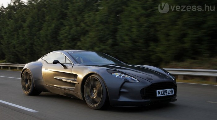 Rekordra készül az Aston Martin 3 | Vezess 700 lóerős motor gyosrítja