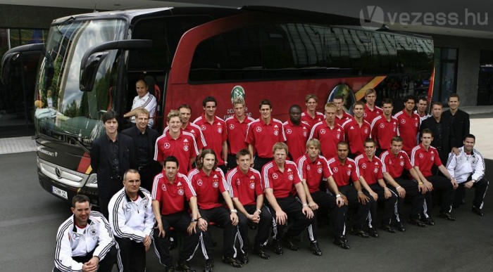 428 lóerős Mercedes Travego viszi a német csapatot