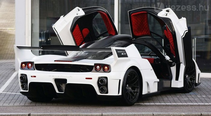 Vadászgép közútra 6 | Vezess Mardanak az előre felfelé nyíló ajtók