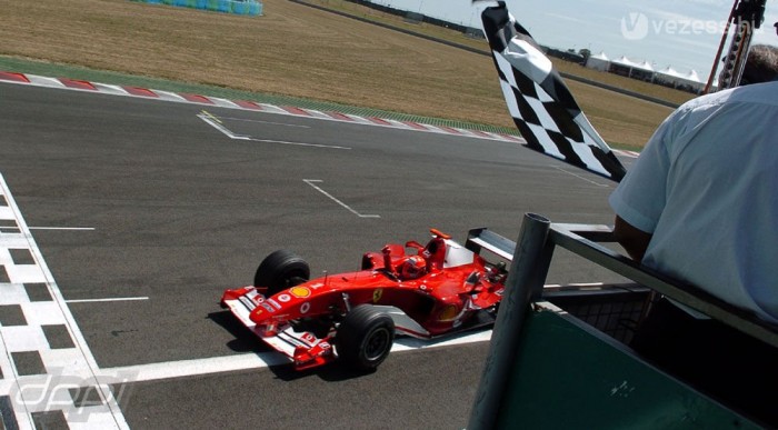 2004-ben hat futammal a vége előtt lett bajnok