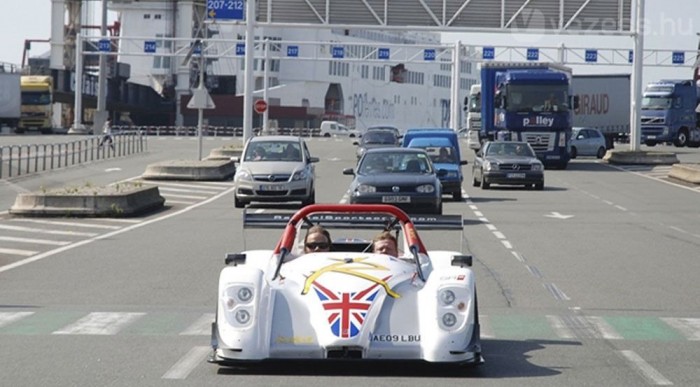 Lábon érkezett Angliából az autó