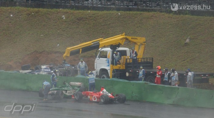 A fél mezőny eldobta az autót ugyanott