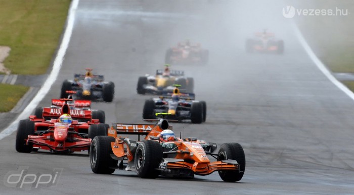 A sereghajtó vezette a futamot