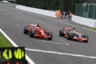 Räikkönen és Hamilton - foggal-körömmel