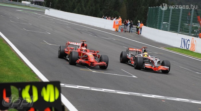 Räikkönen és Hamilton - foggal-körömmel