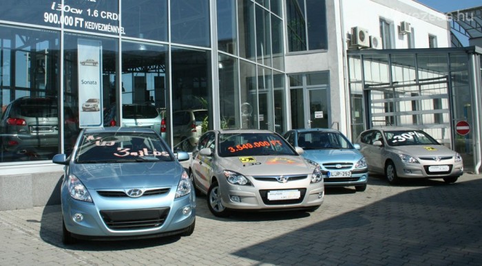Hiába várnak vevőre az új autók
