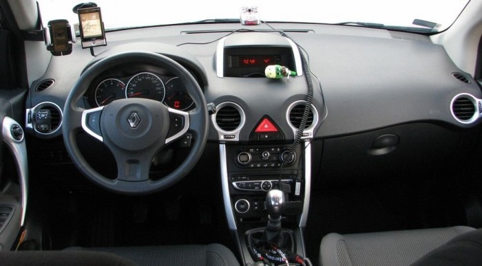 Jellegzetes Renault-elemek lankás vidéken