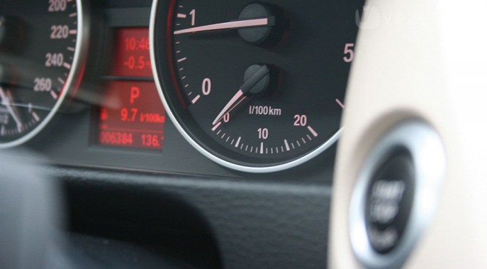 A 9,7 mindennek a teteje, valójában hét liter alatt se nagy kihívás elautózni a kocsival