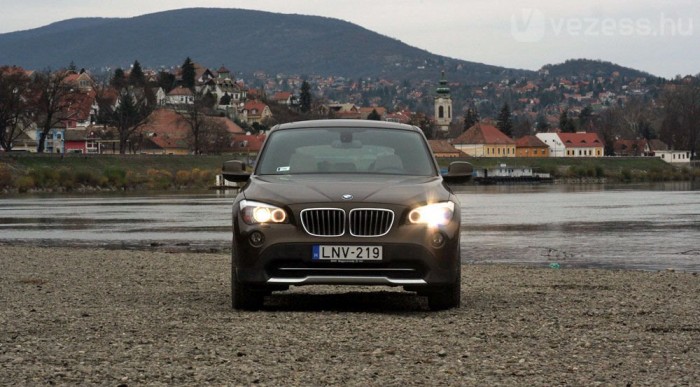 Magasan hordja a hasát, de nem látszik rajta