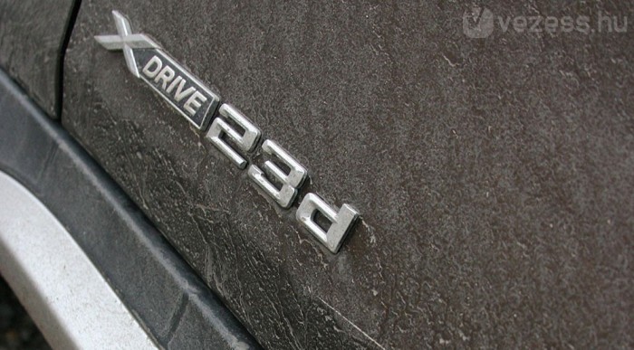 Büszke jelzés a kerék előtt