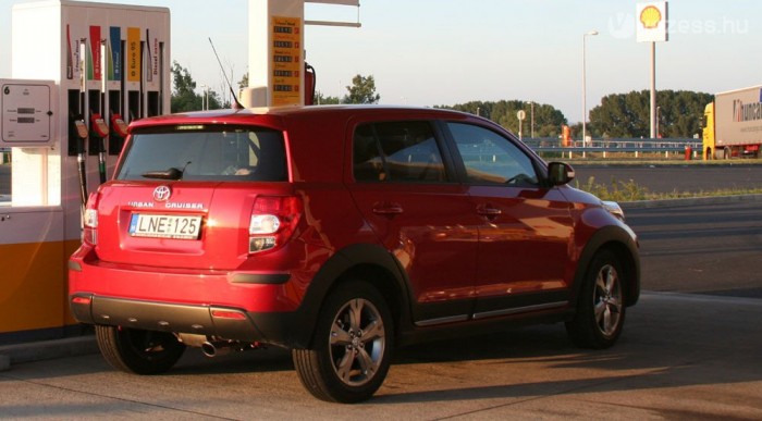 A benzin jövedéki adója 13 Ft, a gázolajé 9 forinttal nőtt