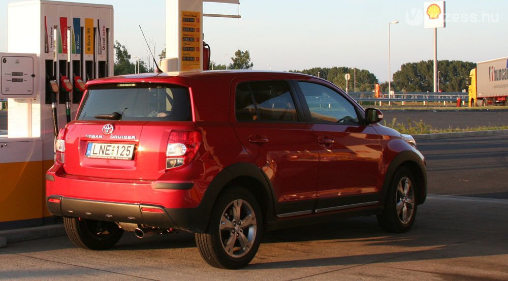 A benzin jövedéki adója 13 Ft, a gázolajé 9 forinttal nőtt