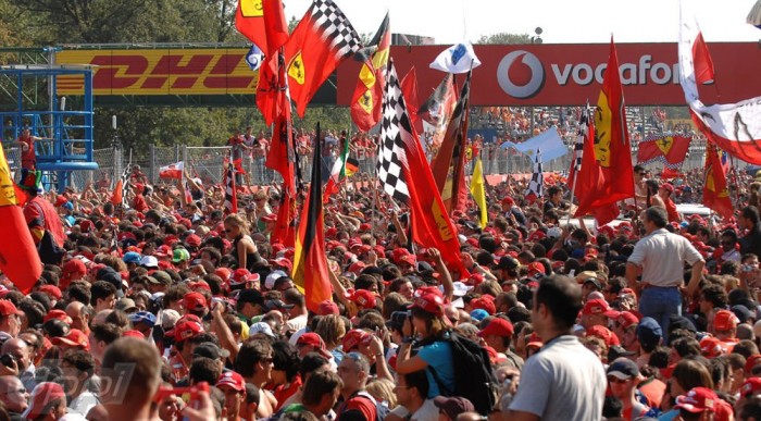 A ferrarisok leborulnak Schumi előtt?