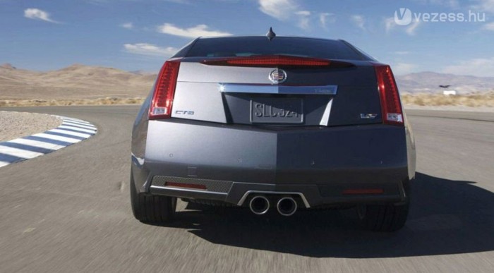 Bedurvul a Cadillac CTS kupé 6 | Vezess Középre került a kipufogó