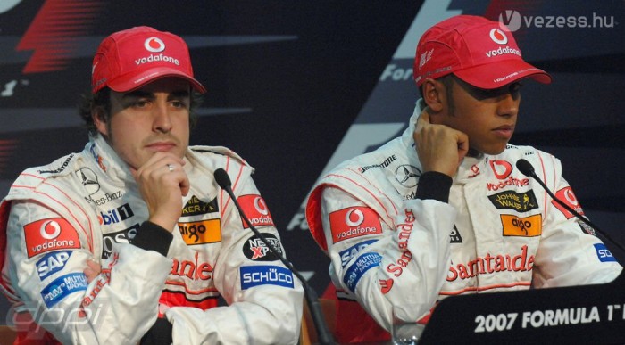 Hamilton: Elintéztem Alonsót 2007-ben! 3 | Vezess Megráncigálta Alonso bajszát 200-7-ben