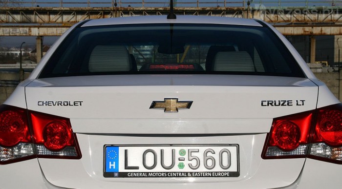 Gombnyomásra kinyílik a csomagtartó