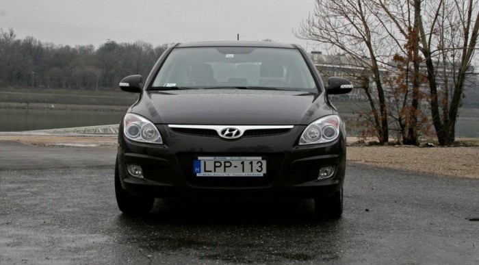 Elölről kicsit visszafogott